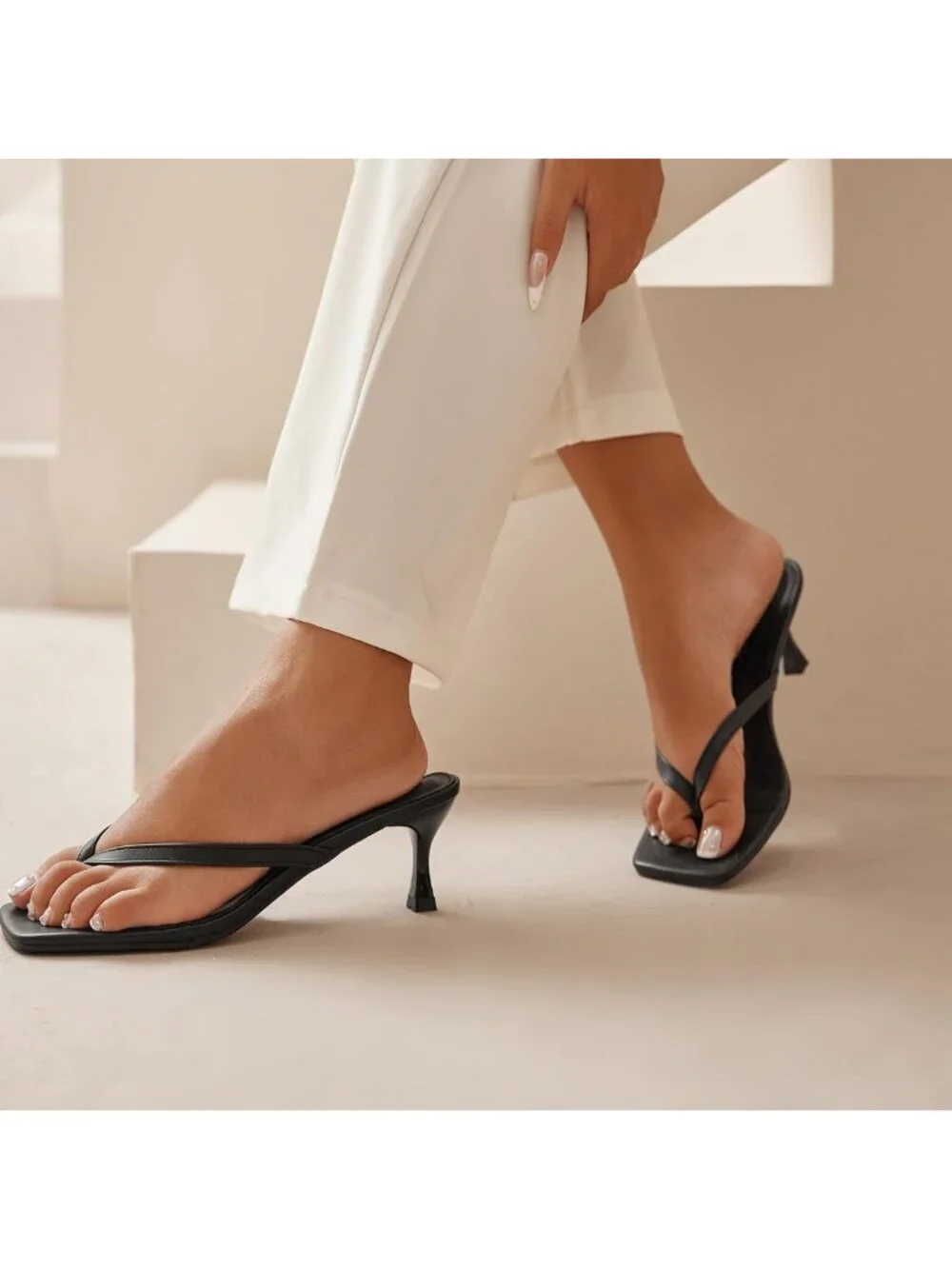 Chic Women's Open Toe Kitten Heel Thong Sandals - 2.5